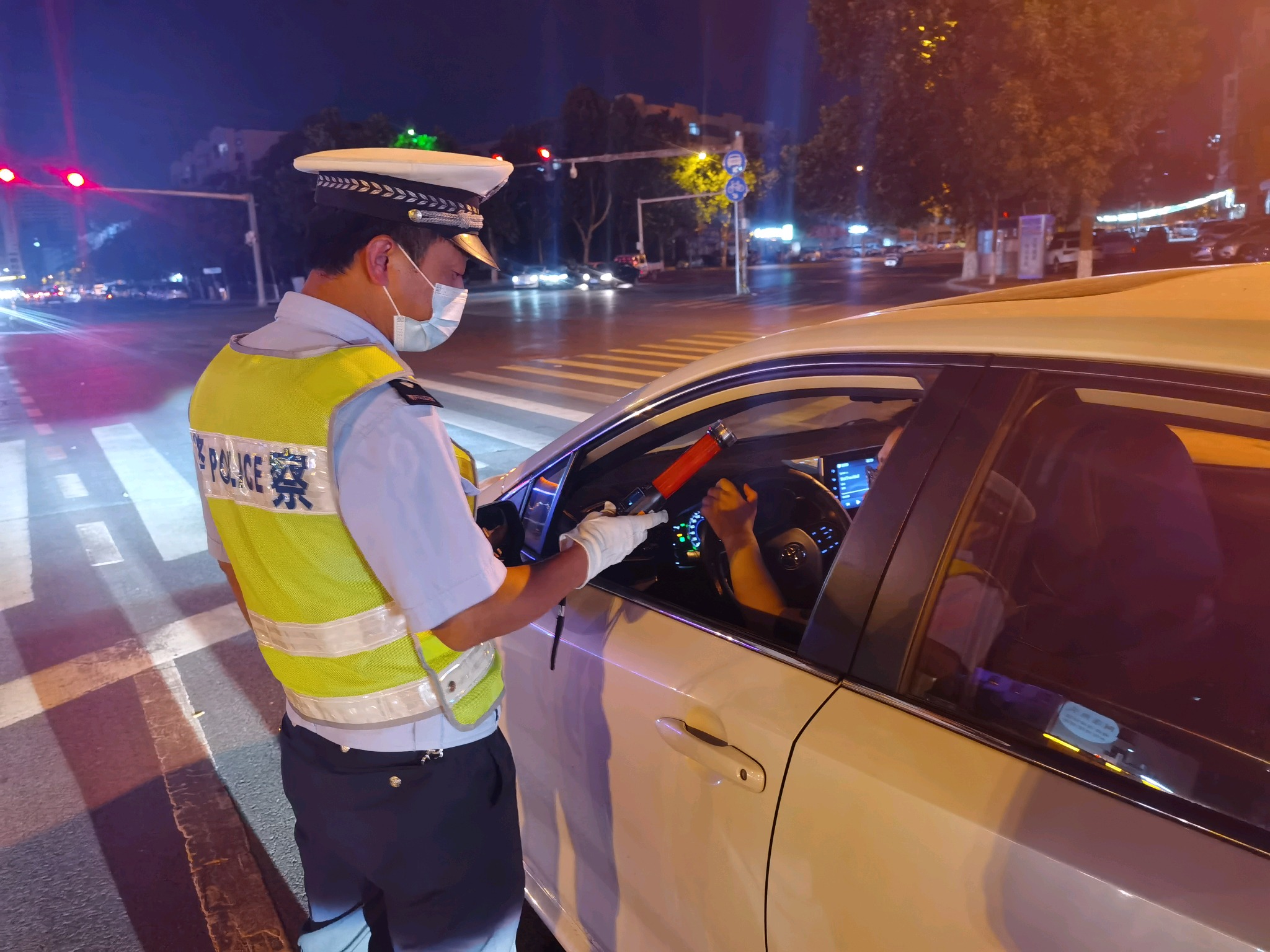 交警夜查酒驾图片高清图片