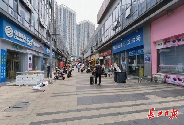 左侧店铺内可办理携号转网返现。　记者邓小龙　摄