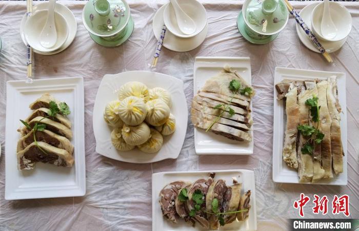 图为2021年6月，新鲜出锅的一席“东乡手抓羊肉”。　冯志军 摄