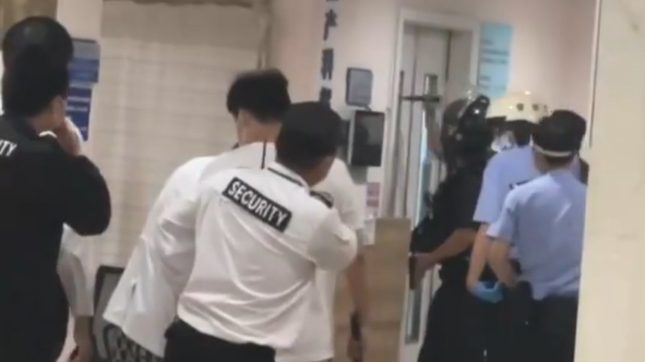 上海瑞金医院有人持刀劫持群众 警方处置现场曝光
