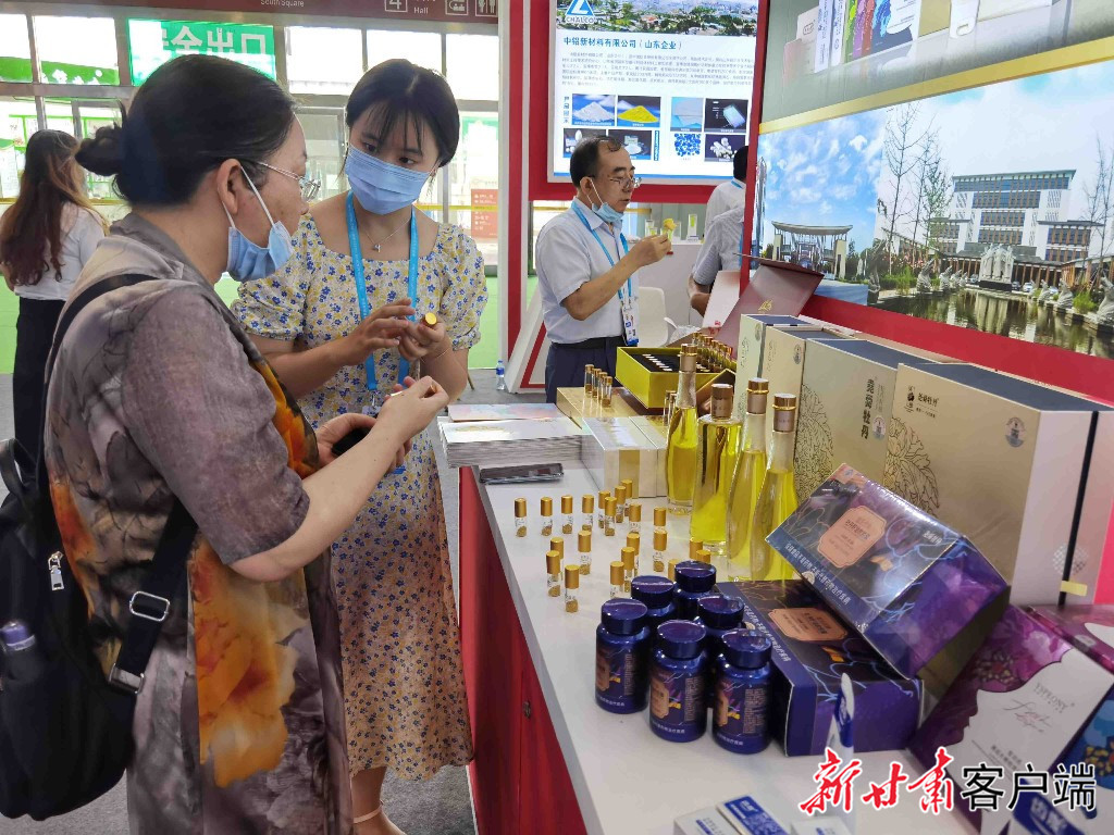 客商了解牡丹营养食品和化妆品