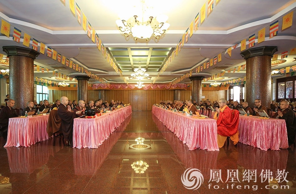 与会大众虔诚诵念《观世音菩萨普门品》(图片来源:凤凰网佛教 摄影:普陀山佛教协会)