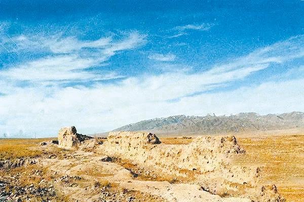 甘肃临洮县境内的秦长城遗址 资料图