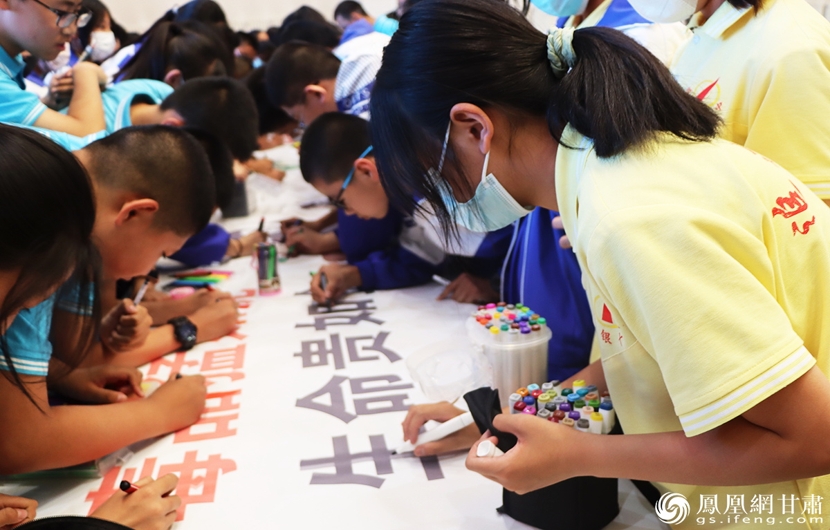 白银市第十中学举办2022年禁毒宣传进校园暨绘制百米禁毒主题活动 曾丽萍 摄