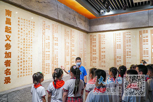 6月28日，在南昌八一起义纪念馆，“红领巾讲解员”正在讲述历史故事。蔡铖歌摄