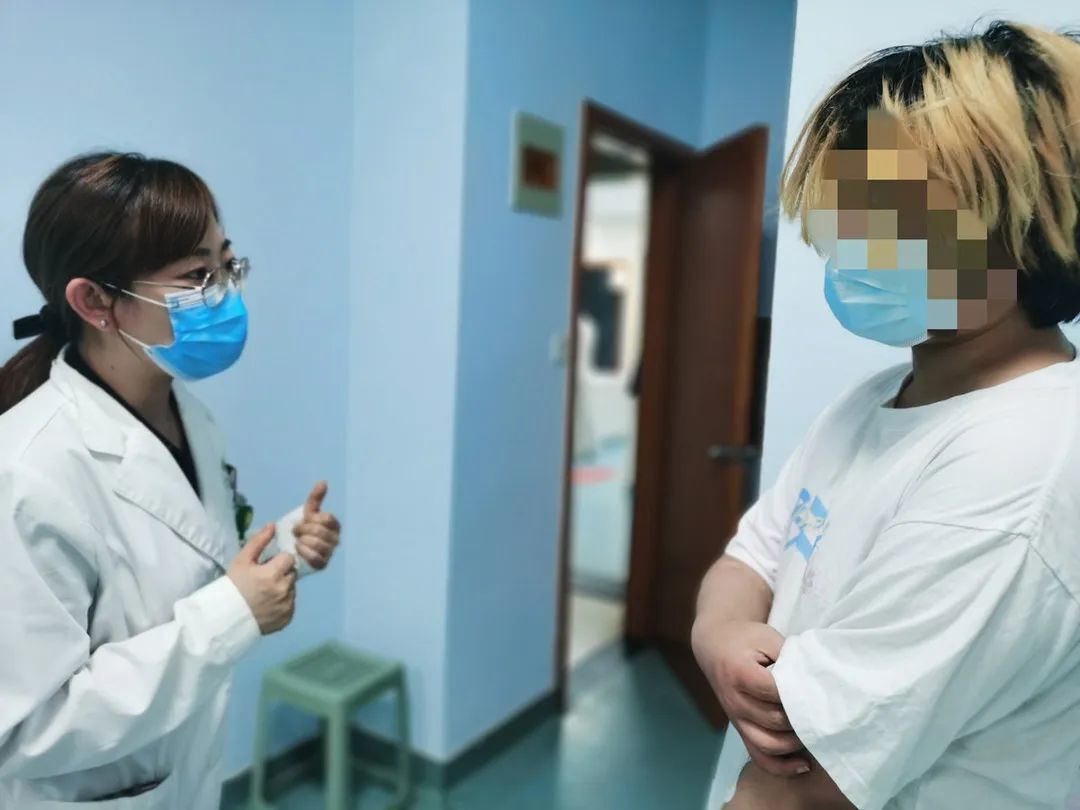 营养科杜逸枚医师详细向患者讲解营养餐的配制