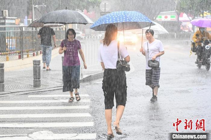 台风“暹芭”外围环流影响广州暴雨致部分路段水浸街