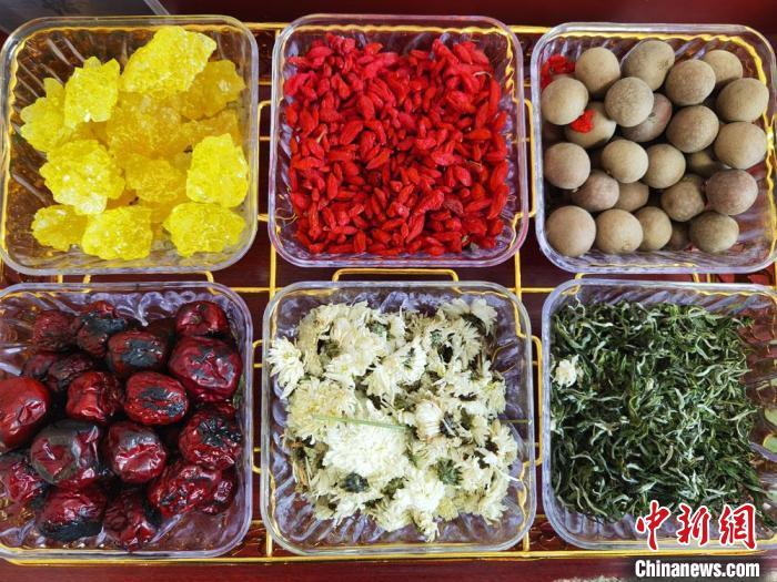 图为2021年6月，东乡手抓羊肉“伴侣”三炮台茶里的各种配料。　冯志军 摄