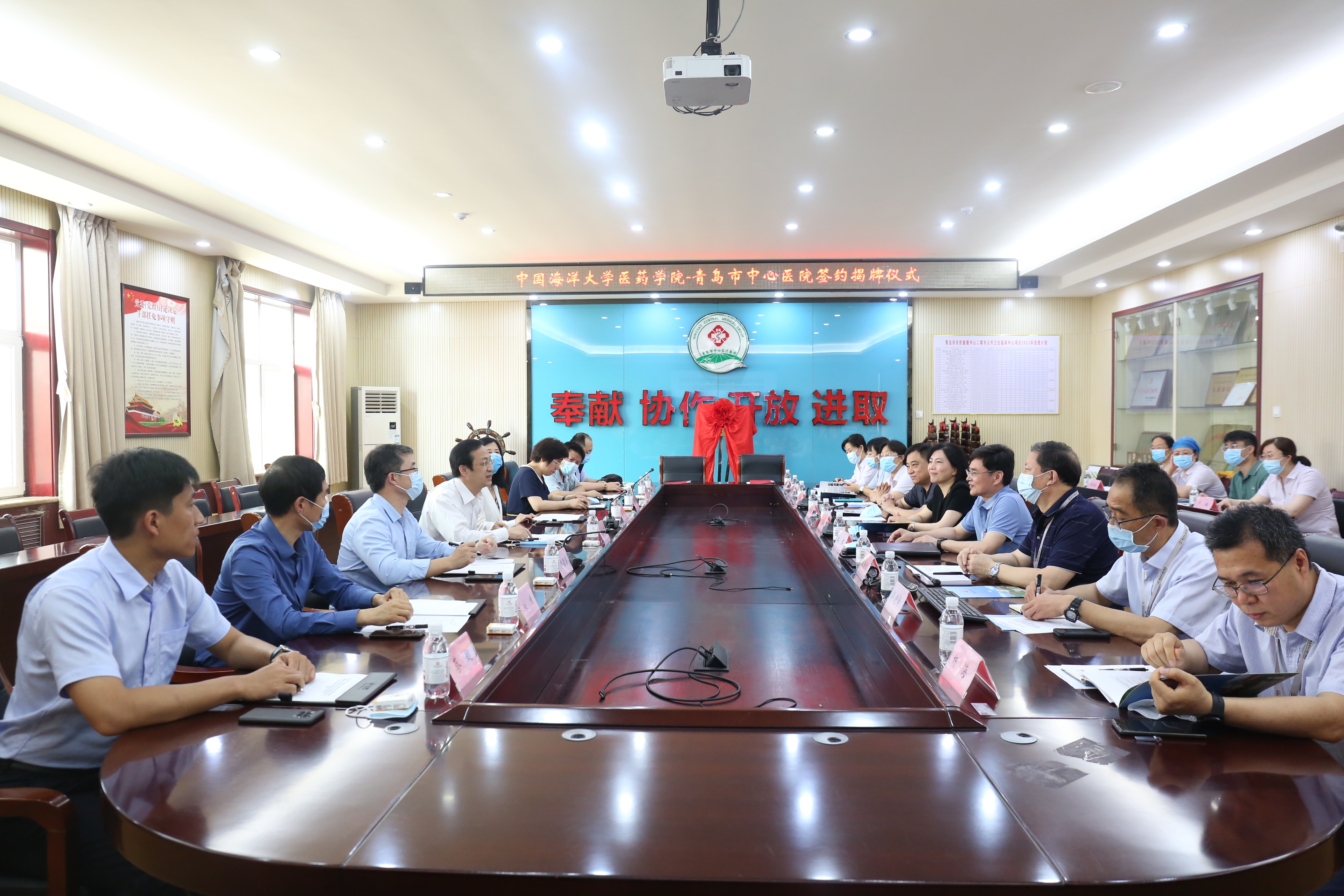 青岛市中心医院与中国海洋大学医药学院签订实践教学基地合作协议及全日制专业学位研究生联合培养协议并揭牌