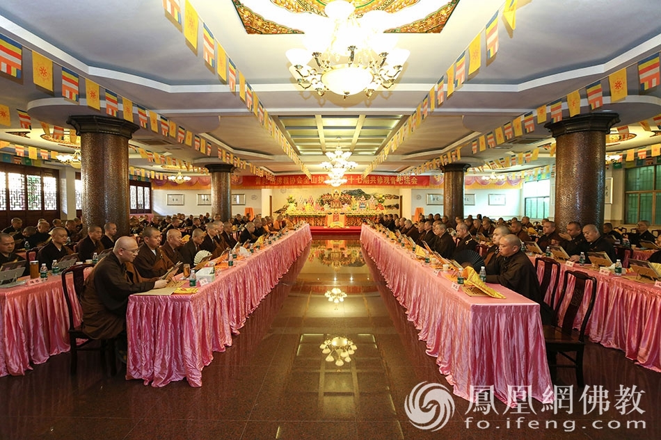 共修法会现场(图片来源:凤凰网佛教 摄影:普陀山佛教协会)
