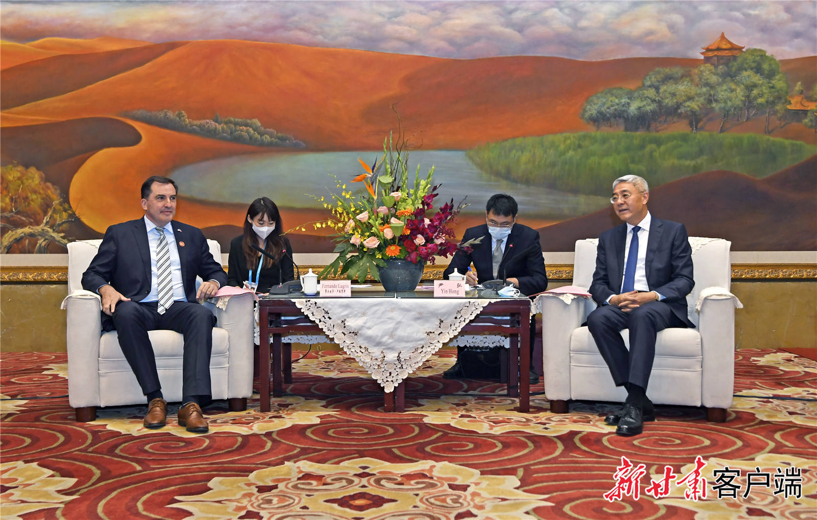 7月6日，省委书记、省人大常委会主任尹弘在兰州会见了参加第二十八届兰洽会的国外嘉宾代表。新甘肃&middot;甘肃日报记者 高 樯