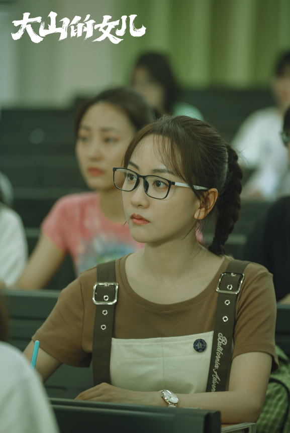 剧中黄文秀选择在毕业后离开大城市回到故乡