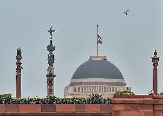 印度总统府上的国旗降半旗向安倍晋三致哀