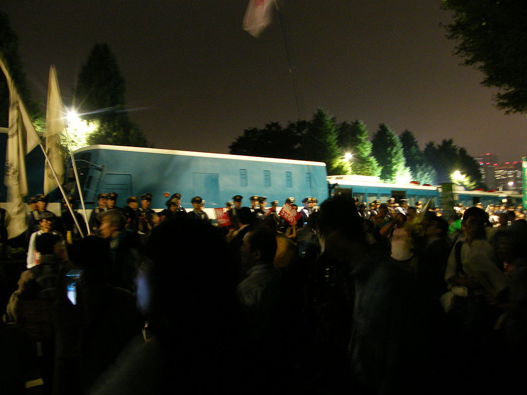 2015年9月18日夜间，日本民众在国会外集会抗议安倍内阁推动“和平安全法制”过会