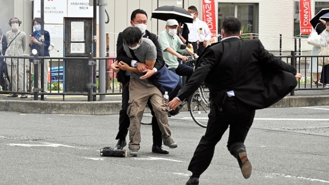 日本警方承认安保漏洞 专家：警卫为何没能制止第二枪？