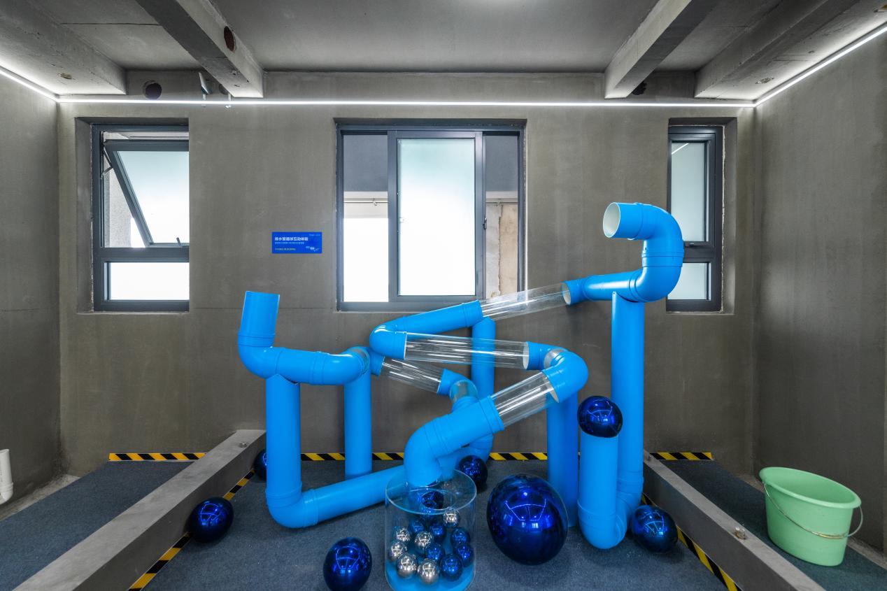 其次,从管线设计排布上,透明工厂通过"通球试验模型"来展现房屋建造