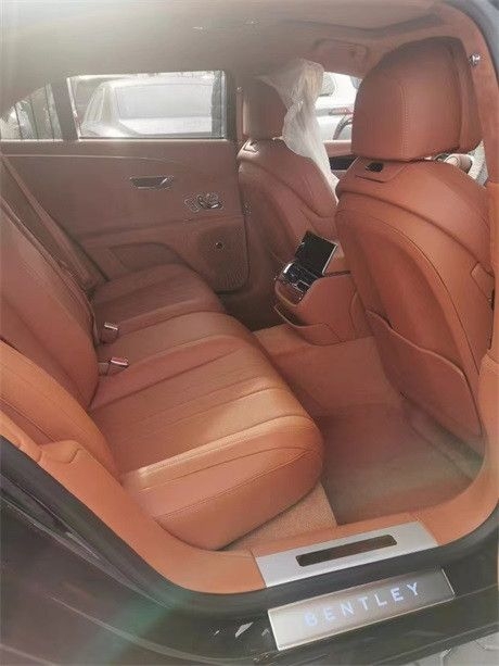 22款宾利飞驰后排座椅空间也比较宽敞