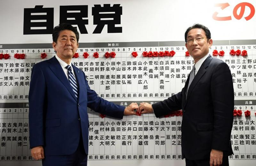 2017年,时任日本首相兼自民党领袖安倍晋三(左)与该党政策研究委员会主席岸田文雄(右)在东京党总部的董事会上。当时的岸田曾明确表达他对安倍的支持 图/法新社