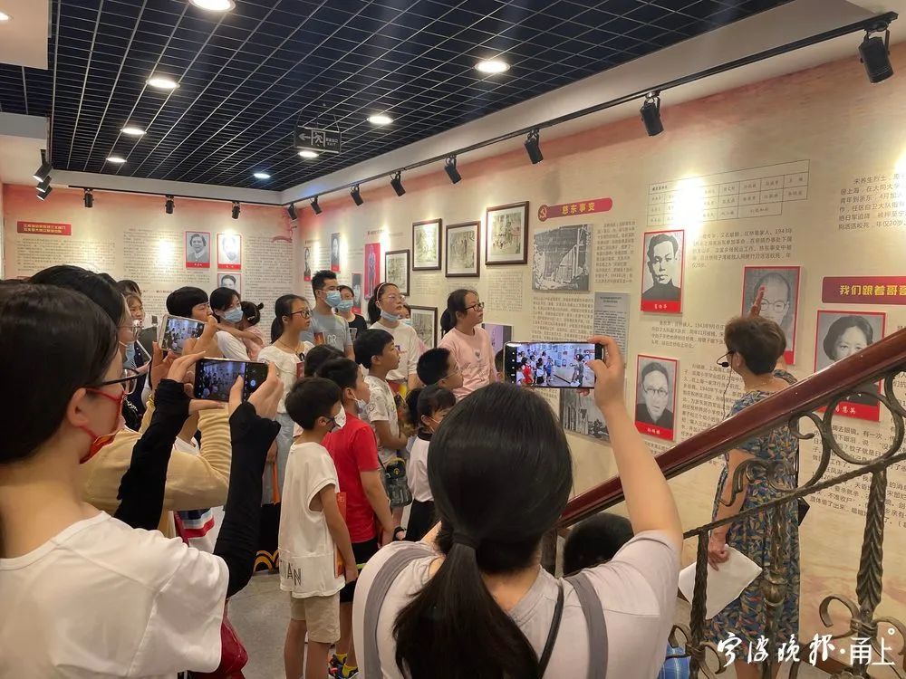 在庄桥革命历史纪念馆聆听党史宣讲员讲述历史,礼敬革命英烈,重温"敬