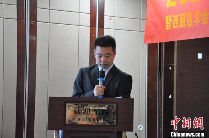 图为学术活动中正在讲话的丛林。　旦增贡色 摄