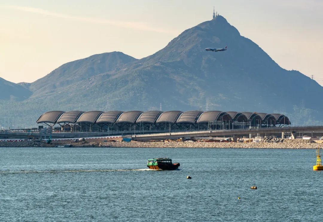 港珠澳大桥香港口岸旅检大楼 图源：Aedas官网