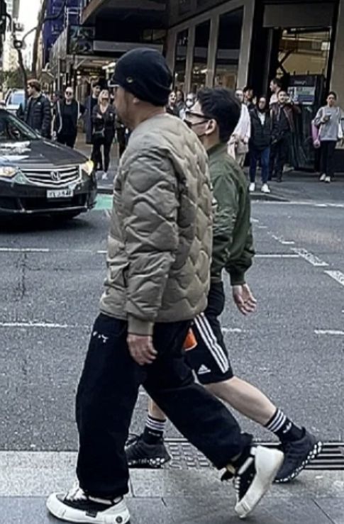 周杰伦悉尼度假被偶遇 穿羽绒夹克被网友吐槽像老头