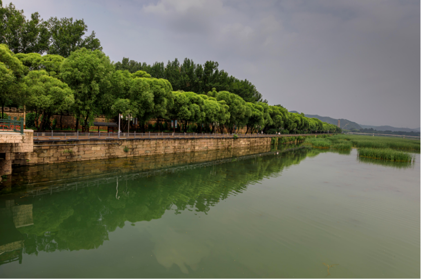 清坝创建于19世纪中期，武烈河右岸，横拦在武烈河顶冲位置，是避暑山庄的防洪屏障，堪称古代防洪工程建筑之典范 董海良 摄