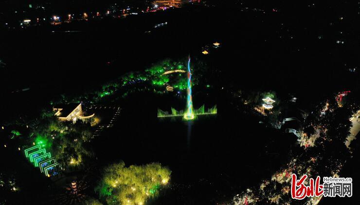 2022年7月10日晚，无人机拍摄的河北省石家庄市栾城区的“古栾水镇”特色商业街上的灯光秀。
