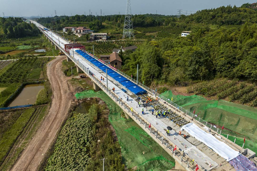 成自宜高铁是四川省境内一条连接成都市,自贡市与宜宾市的高速铁路,是