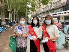 平安产险沧州中支员工向社区老年人普及保险相关知识