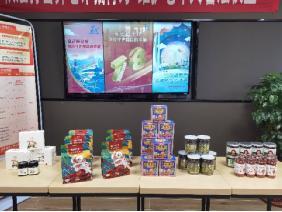 平安产险沧州中支在门店布置乡村农产品