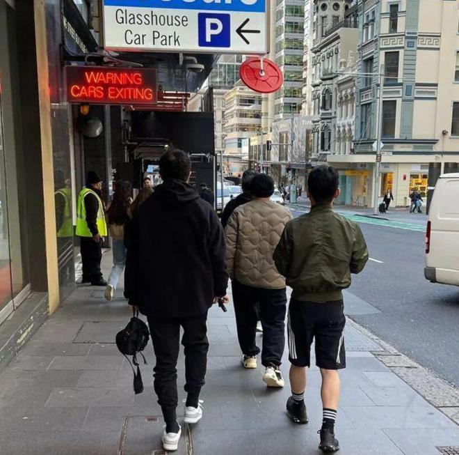 周杰伦悉尼度假被偶遇 穿羽绒夹克被网友吐槽像老头