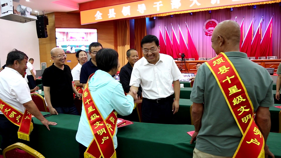 任瑛在主持中强调,授牌表彰不是终点,而是新的起点,受到表彰的全县第