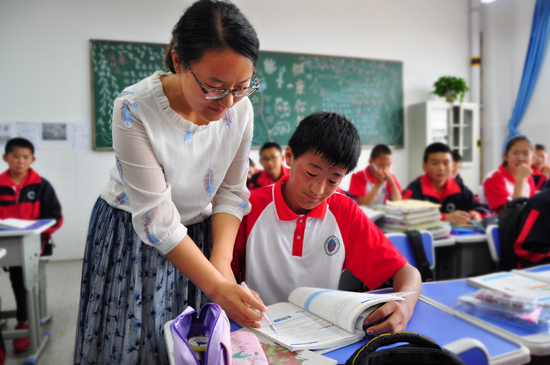 会宁县的教师在课间给藏族学生索南达吉辅导功课 受访者供图