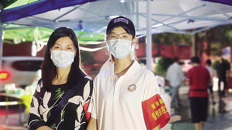 陈嘉乐（右）和妈妈