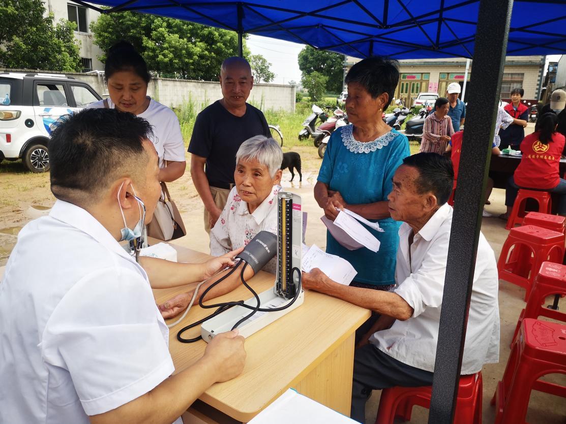 安徽桐城市范岗镇关爱老人送健康免费体检暖人心