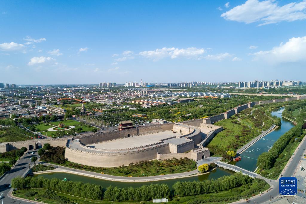 蓝天白云掩映下的河北正定古城（2021年6月4日摄，无人机照片）。新华社记者 朱旭东 摄