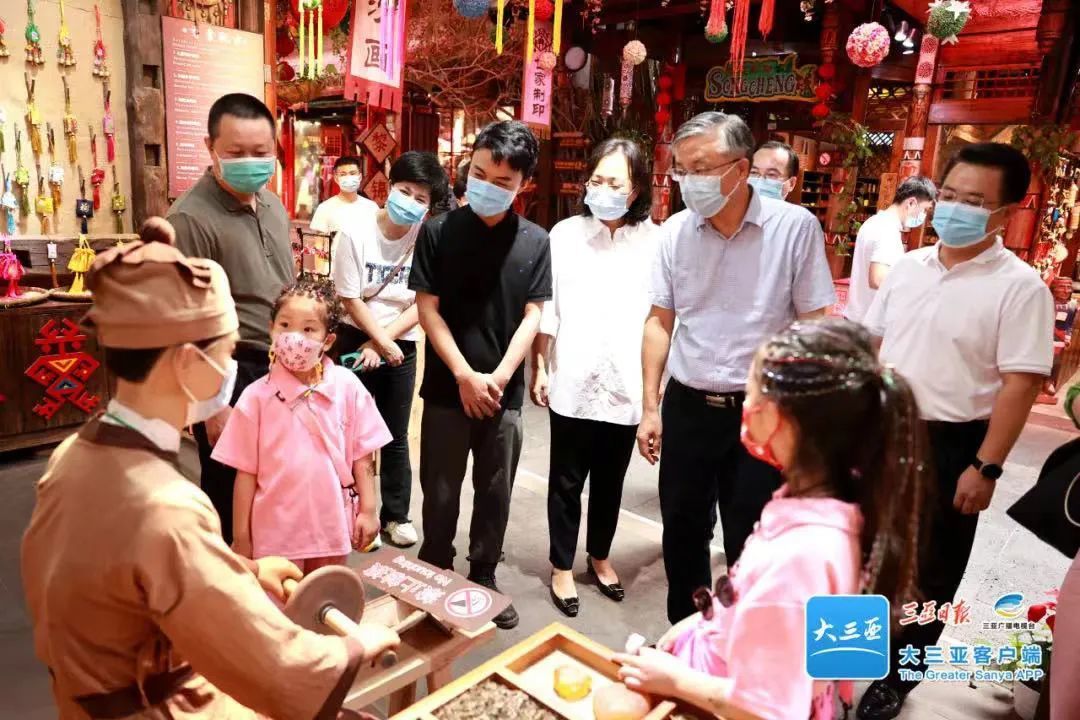 市委书记出差回来后 以“游客”身份直接在机场暗访