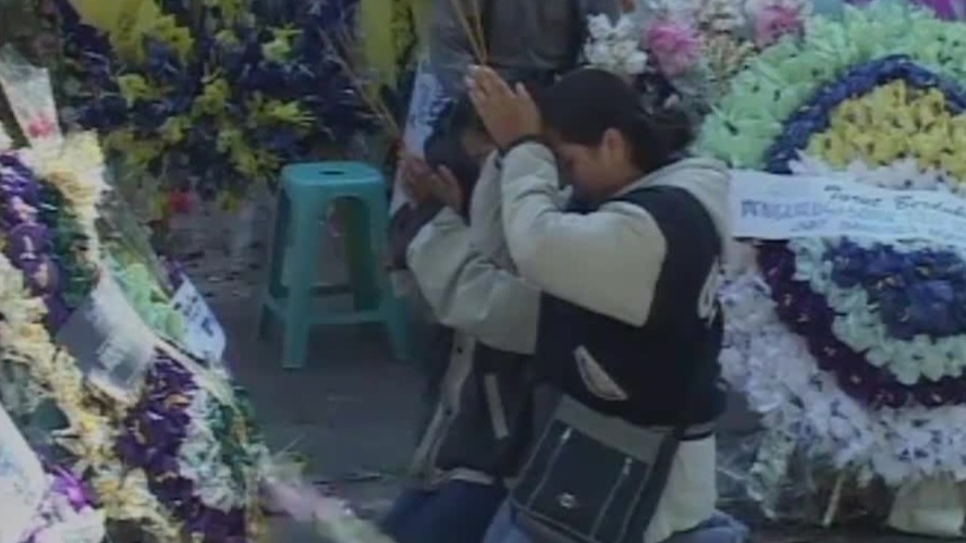 2002年巴厘岛爆炸案：花圈堆成小山，人们对劫难受害者表达片片哀思