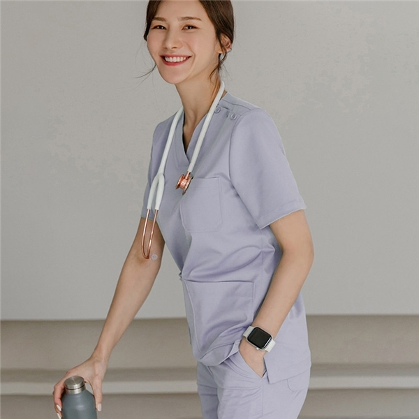 侧不遮耳,长发则要梳理整齐盘于脑后,发饰素雅端庄,燕帽平整无折并能