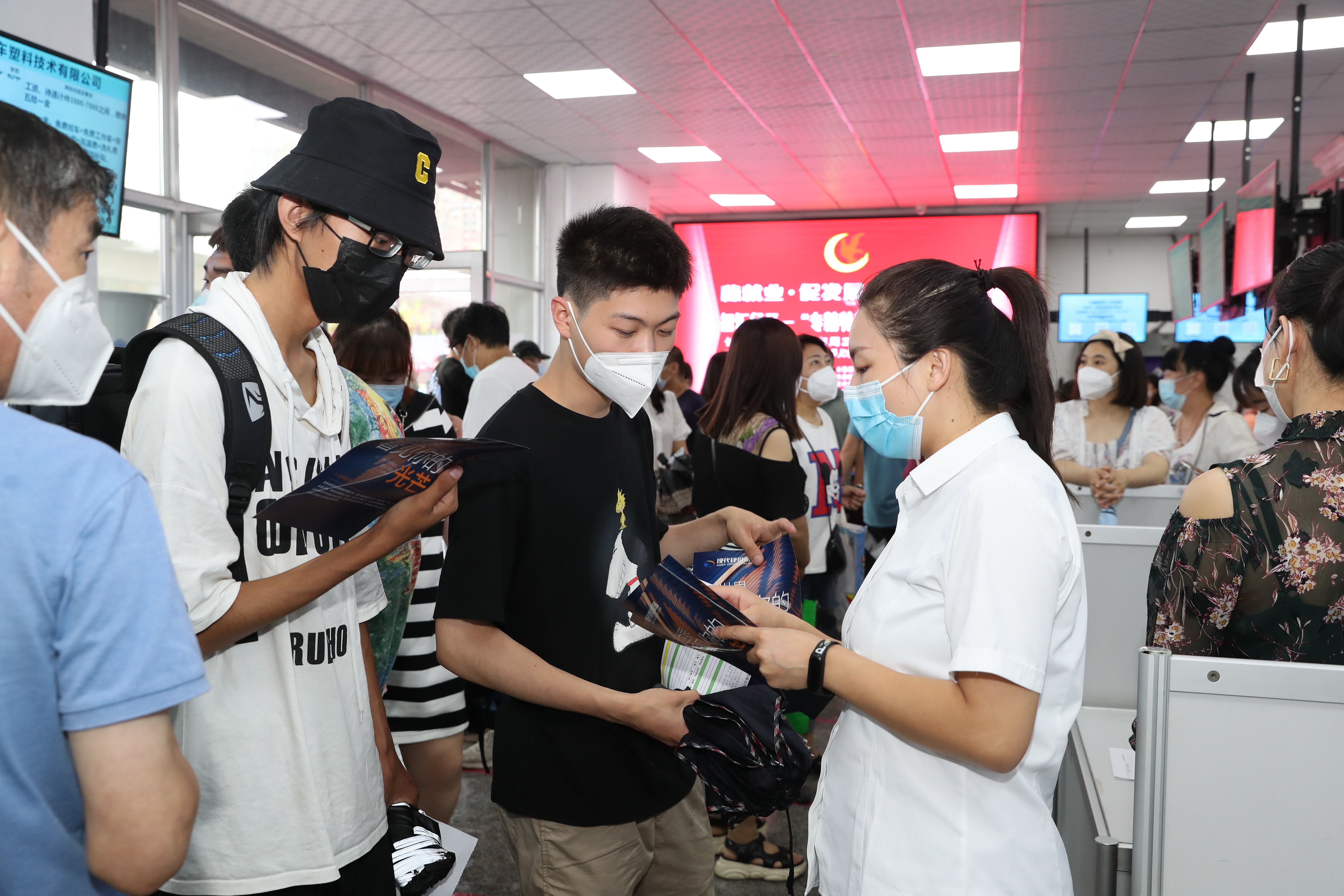 长春市经开区举办“稳就业，促发展”智汇经开—“专精特新”招聘大会