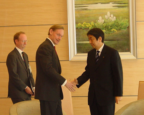 2006年日本自民党总裁选举前夕，作为内阁官房长官的安倍晋三会见美国副国务卿佐力克