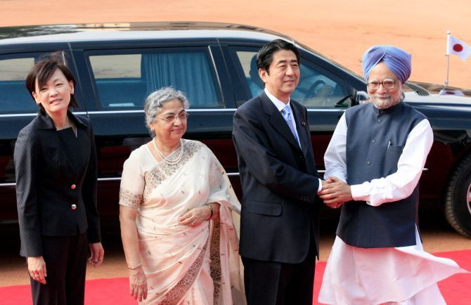 2007年8月22日，安倍晋三访问印度，与印度总理辛格会面