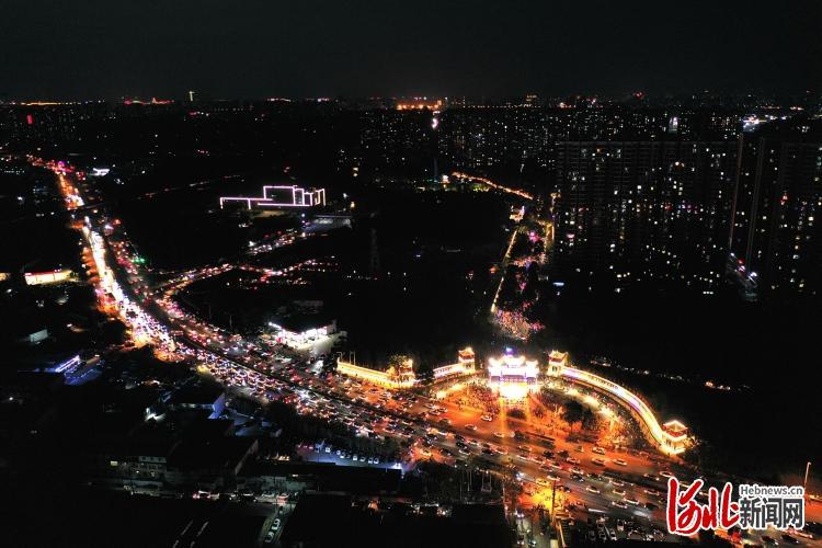 2022年7月10日晚，无人机拍摄的河北省石家庄市栾城区的“古栾水镇”特色商业街大景。