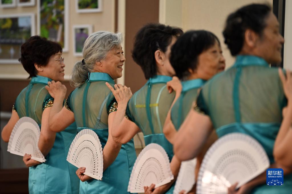 在天津市静海区一大型养老社区内，老人们在上舞蹈课（2021年8月30日摄）。新华社记者 李然 摄