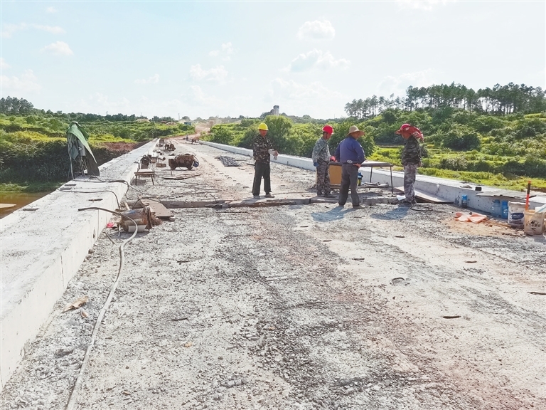 工人正在进行郑屋大桥的扫尾施工。 本报记者 邹晓华摄