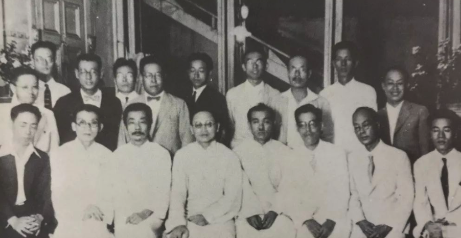 1930年，郁达夫（前左二）、鲁迅（前左三）应内山完造邀请，于上海参加文艺座谈会