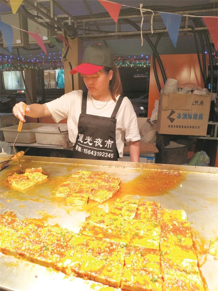重庆路星光夜市上，煎豆腐很受市民青睐。 马贺 摄