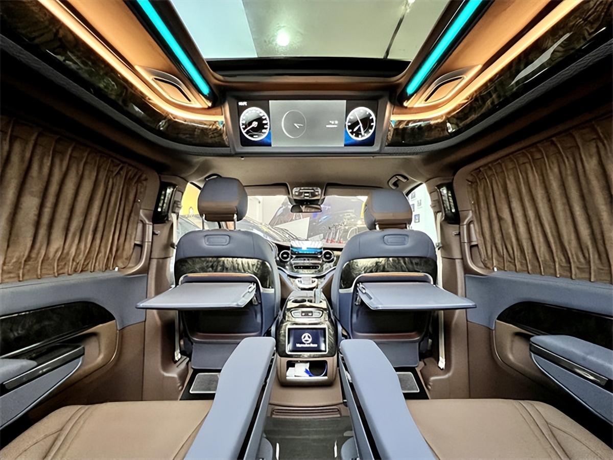 奔驰v260l商务车内饰非常奢华,无论是中控台还是方向盘,都与奔驰轿车