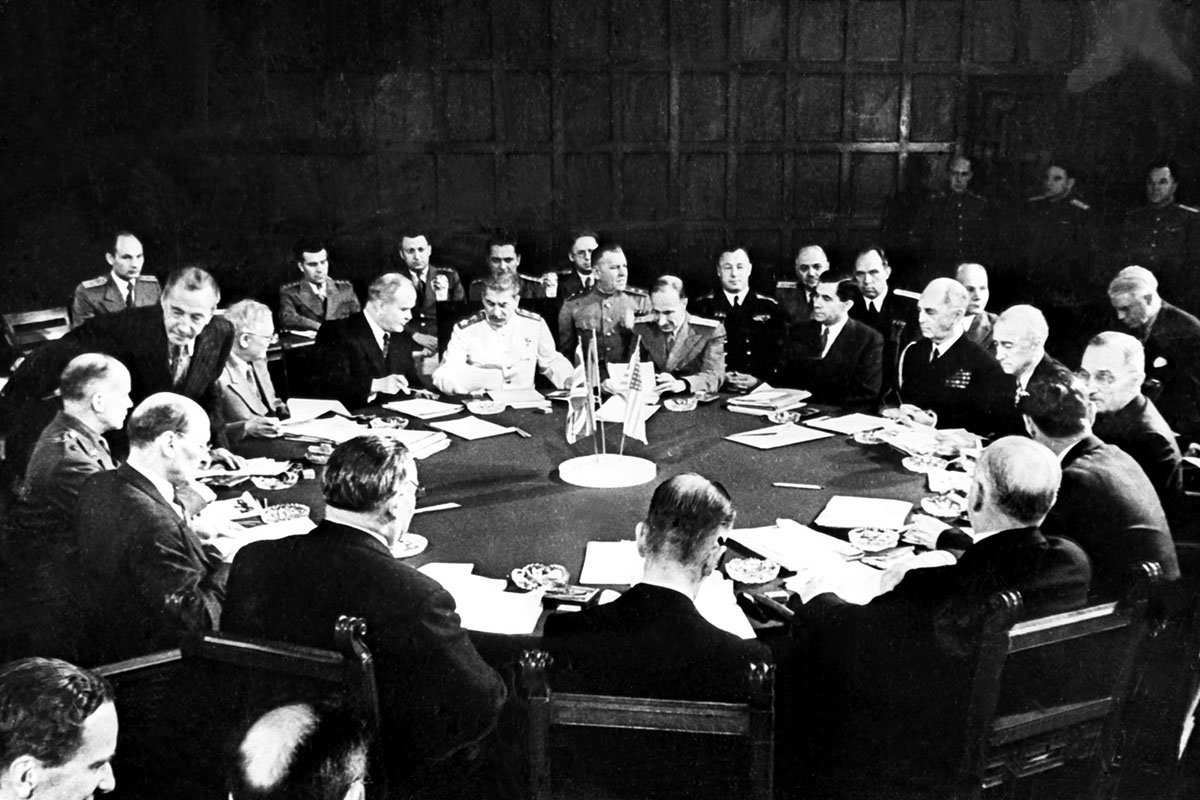 1945年7月26日，同盟国与苏联在柏林郊外的波茨坦举行会议，会后发表《波茨坦宣言》要求日本无条件投降。